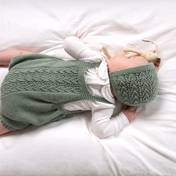 Stickad blöjbyxa Hjärtlöv m/hängslen och mössa - garnpaket i Bluum Soft Merino Ull