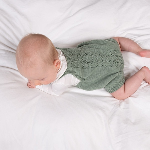 Stickad blöjbyxa Hjärtlöv m/hängslen och mössa - garnpaket i Bluum Soft Merino Ull