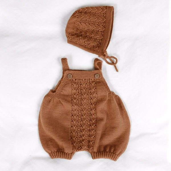 Stickad blöjbyxa Hjärtlöv m/hängslen och mössa - garnpaket i Bluum Soft Merino Ull