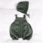 Stickad blöjbyxa Hjärtlöv m/hängslen och mössa - garnpaket i Bluum Soft Merino Ull