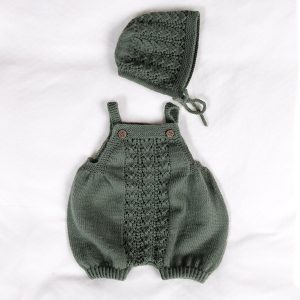 Stickad blöjbyxa Hjärtlöv m/hängslen och mössa - garnpaket i Bluum Soft Merino Ull