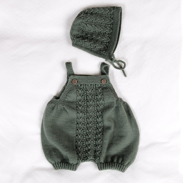 Stickad-bljbyxa-Hjrtlv-mh-8-1.jpeg Stickad blöjbyxa Hjärtlöv m/hängslen och mössa - garnpaket i Bluum Soft Merino Ull