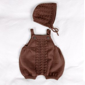 Stickad blöjbyxa Hjärtlöv m/hängslen och mössa - garnpaket i Bluum Soft Merino Ull