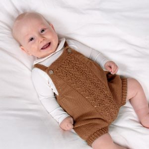 Stickad blöjbyxa Hjärtlöv m/hängslen och mössa - garnpaket i Bluum Soft Merino Ull