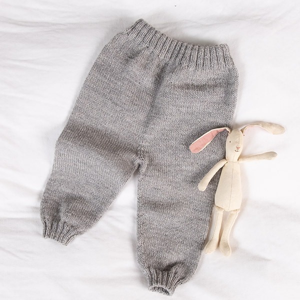 Stickad set Bubblor m/tröja, byxa och mössa - garnpaket i Bluum Pure Eco Baby Wool