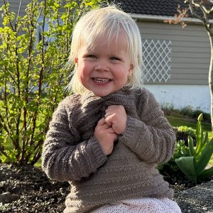 Stickad tröja Hermine - garnpaket från Bluum i Sunset in Sahara