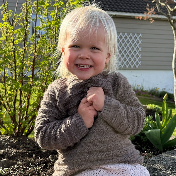 Stickad tröja Hermine - garnpaket från Bluum i Sunset in Sahara