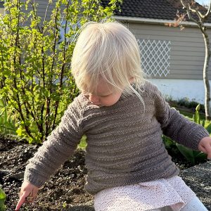 Stickad tröja Hermine - garnpaket från Bluum i Sunset in Sahara