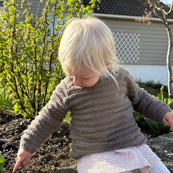 Stickad tröja Hermine - garnpaket från Bluum i Sunset in Sahara