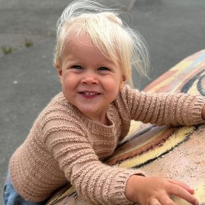 Stickad tröja Hermine - garnpaket från Bluum i Sunset in Sahara