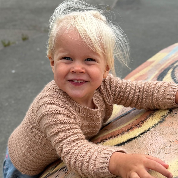 Stickad tröja Hermine - garnpaket från Bluum i Sunset in Sahara
