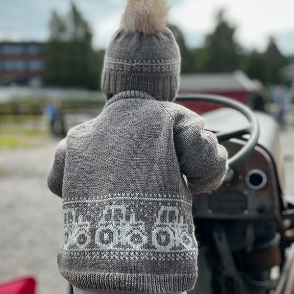Stickat set Traktor-tröja och mössa - garnpaket i Bluum Pure Eco Baby Wool