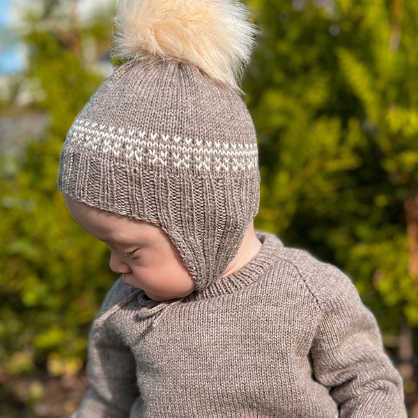 Stickat set Traktor-tröja och mössa - garnpaket i Bluum Pure Eco Baby Wool