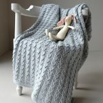 Stickad Bebissfilt Hjärtlöv - garnpaket i Bluum Soft Merino Ull