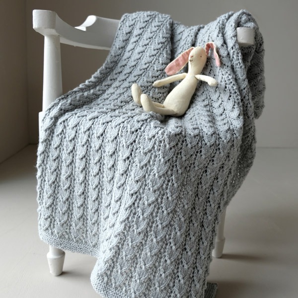 Strikk-Babyteppe-Hjertelv-g-1-1-1-1.jpeg Stickad Bebissfilt Hjärtlöv - garnpaket i Bluum Soft Merino Ull