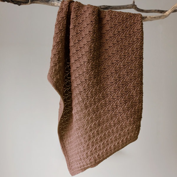 Stickad Bebissfilt Hjärtlöv - garnpaket i Bluum Soft Merino Ull