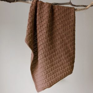 Stickad Bebissfilt Hjärtlöv - garnpaket i Bluum Soft Merino Ull