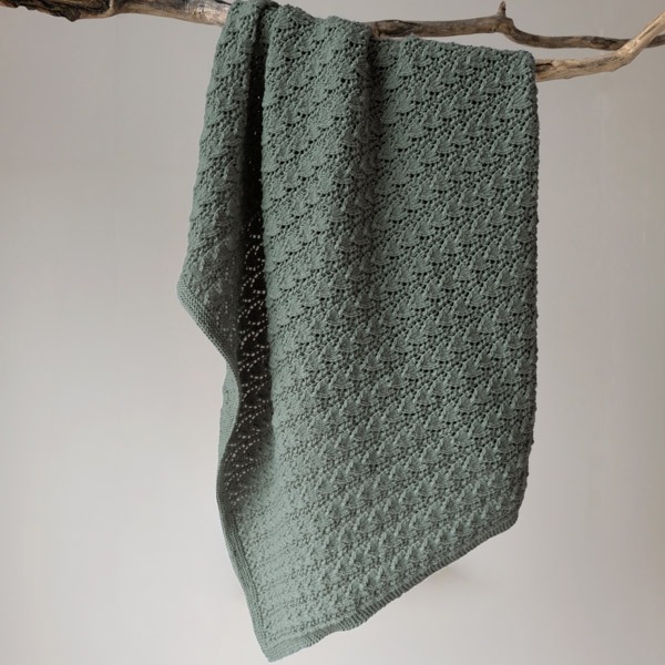 Stickad Bebissfilt Hjärtlöv - garnpaket i Bluum Soft Merino Ull