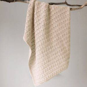 Stickad Bebissfilt Hjärtlöv - garnpaket i Bluum Soft Merino Ull