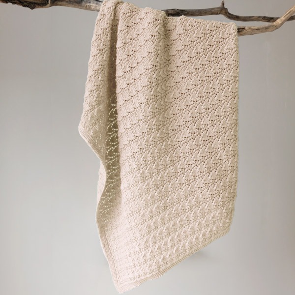 Stickad Bebissfilt Hjärtlöv - garnpaket i Bluum Soft Merino Ull