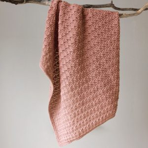 Stickad Bebissfilt Hjärtlöv - garnpaket i Bluum Soft Merino Ull