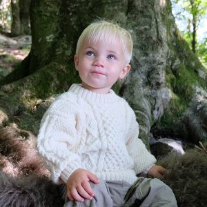 Stickad tröja Aran - garnpaket i Bluum Pure Eco Baby Wool
