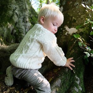 Stickad tröja Aran - garnpaket i Bluum Pure Eco Baby Wool