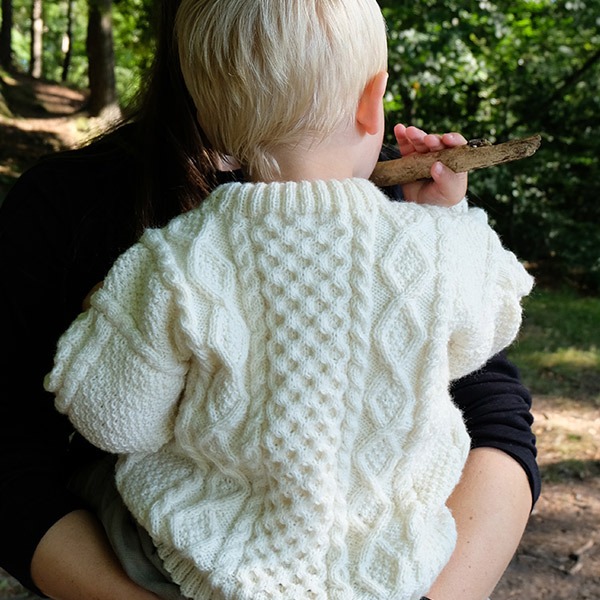 Stickad tröja Aran - garnpaket i Bluum Pure Eco Baby Wool