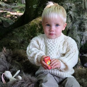 Stickad tröja Aran - garnpaket i Bluum Pure Eco Baby Wool