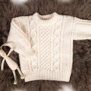 Stickad tröja Aran - garnpaket i Bluum Pure Eco Baby Wool