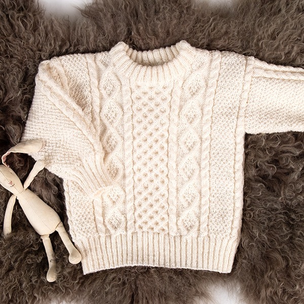 Stickad tröja Aran - garnpaket i Bluum Pure Eco Baby Wool