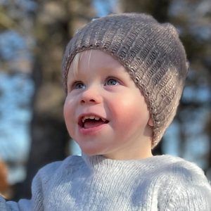 Bluum stickning - gratis stickmönster - Mössa Vårvibbar i Bluum Fluffy Alpaca