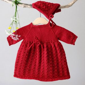 Stickad Bebisklänning Hjärtlöv m/byxa och mössa - garnpaket i Bluum Soft Merino Ull