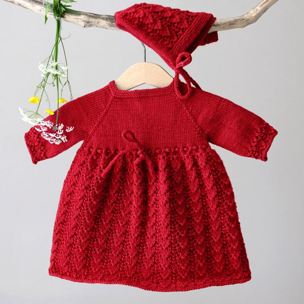 Stickad-Bebisklnning-Hjrtlv-10.jpeg Stickad Bebisklänning Hjärtlöv m/byxa och mössa - garnpaket i Bluum Soft Merino Ull