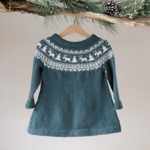 Stickad klänning Vinternatt m/tomteluva - garnpaket i Bluum Pure Eco Baby Wool