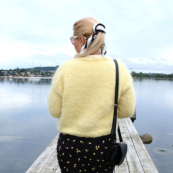 Stickad kofta Julia till dam - garnpaket från Bluum i Fnugg