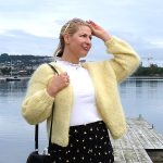 Stickad kofta Julia till dam - garnpaket från Bluum i Fnugg