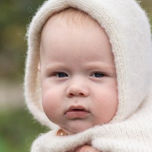 Stickad overall med luva - garnpaket i Bluum Fluffy Alpaca