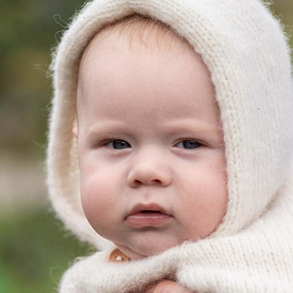 Stickad overall med luva - garnpaket i Bluum Fluffy Alpaca