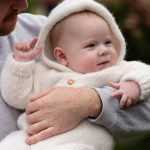 Stickad overall med luva - garnpaket i Bluum Fluffy Alpaca