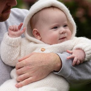 Stickad overall med luva - garnpaket i Bluum Fluffy Alpaca