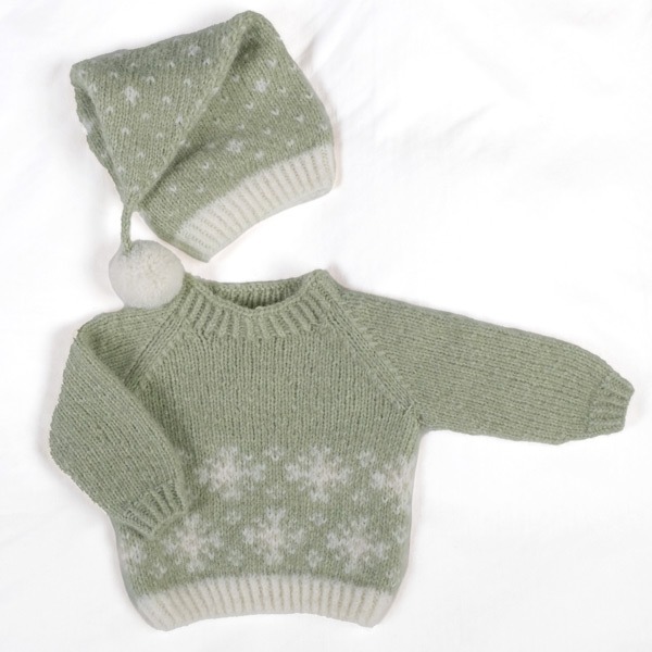 Stickad tröja Snö m/lång luva - garnpaket i Bluum Fluffy Alpaca