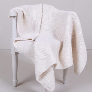 Stickad Bebisfilt Pärla - garnpaket i Bluum Fluffy Alpaca