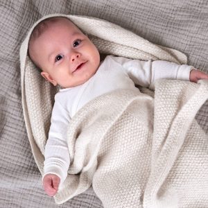 Stickad Bebisfilt Pärla - garnpaket i Bluum Fluffy Alpaca