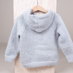 Stickad luvtröja Vårbris - garnpaket i Bluum Fluffy Alpaca