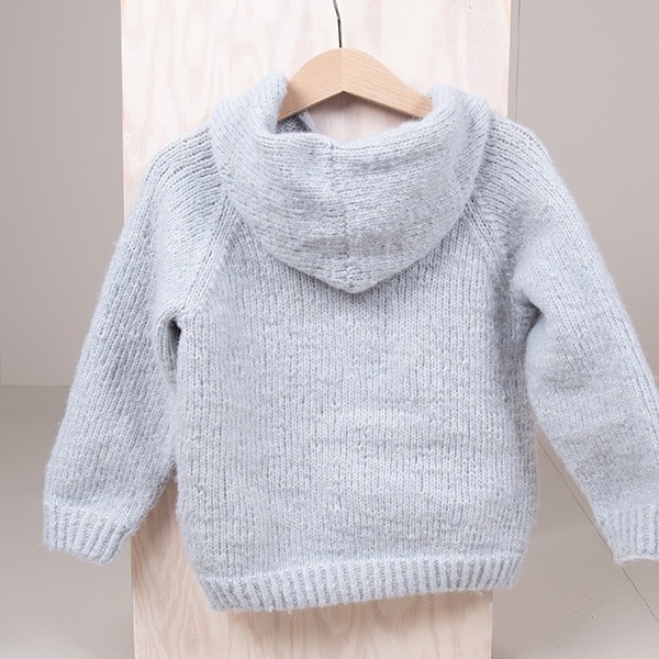 Stickad luvtröja Vårbris - garnpaket i Bluum Fluffy Alpaca