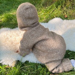 Stickad overall med luva - garnpaket i Bluum Fluffy Alpaca