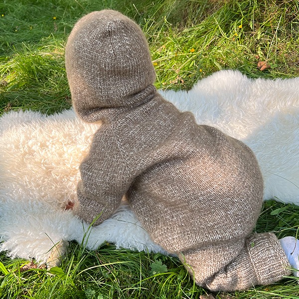 Stickad overall med luva - garnpaket i Bluum Fluffy Alpaca