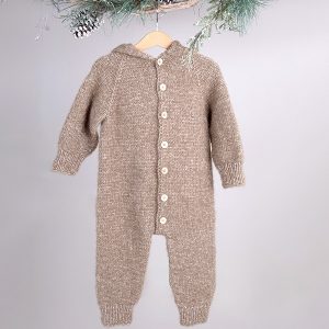 Stickad overall med luva - garnpaket i Bluum Fluffy Alpaca