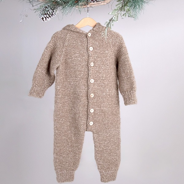 Stickad overall med luva - garnpaket i Bluum Fluffy Alpaca